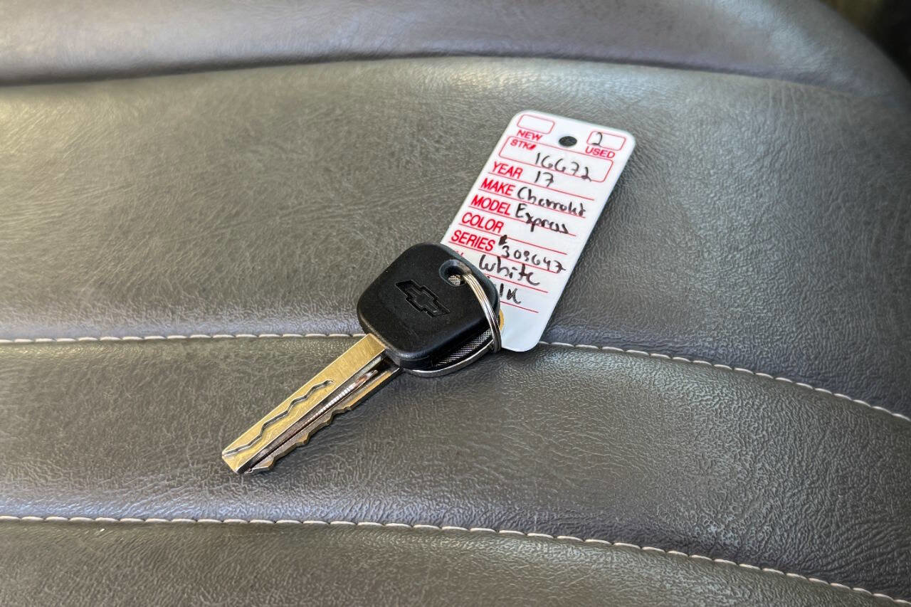 Used 2017 Chevrolet Express 2500 image 33