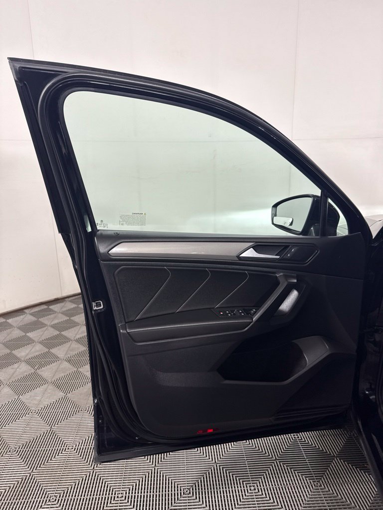 Used 2023 Volkswagen Tiguan SE AWD/4WD image 13