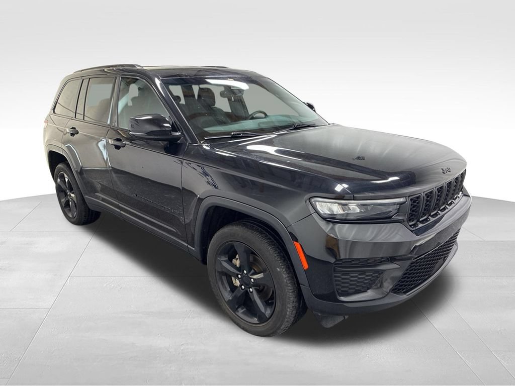 Used 2023 Jeep Grand Cherokee Altitude AWD/4WD image 3