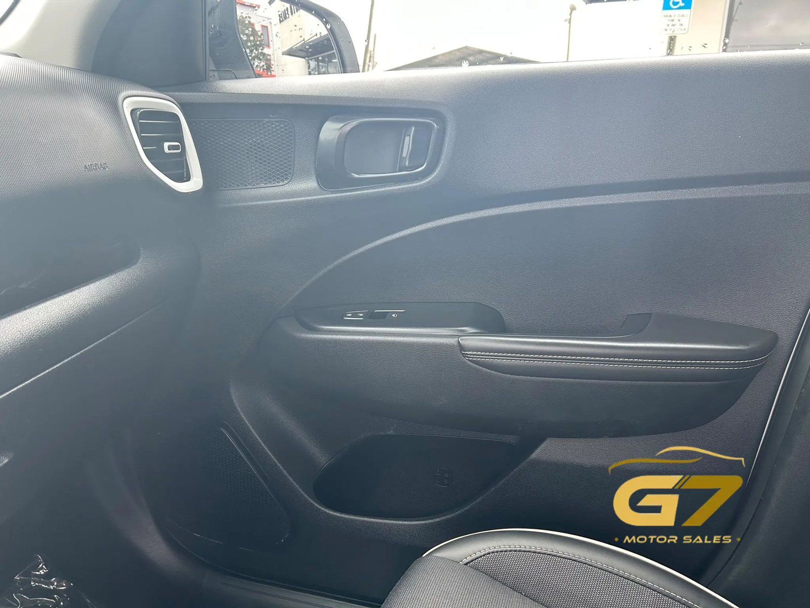 Used 2025 Hyundai Venue Limited FWD image 17