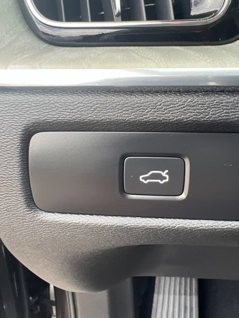 Certified 2025 Volvo XC60 B5 Ultra w/ Protection Package Premier AWD/4WD image 23