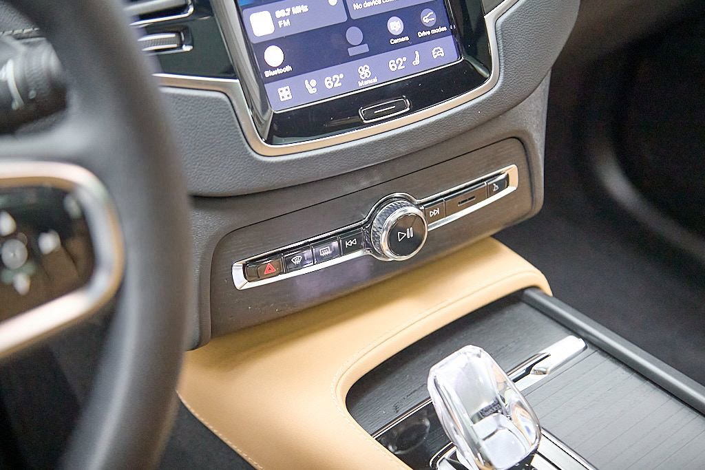 Certified 2024 Volvo XC90 T8 Ultimate w/ Protection Package image 16