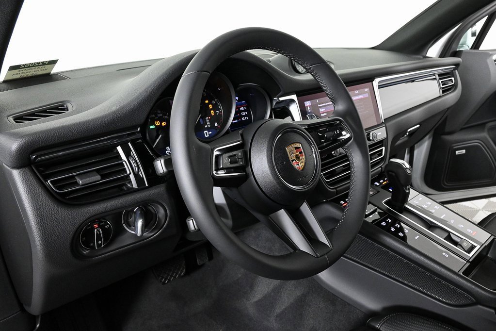 Certified 2025 Porsche Macan image 4