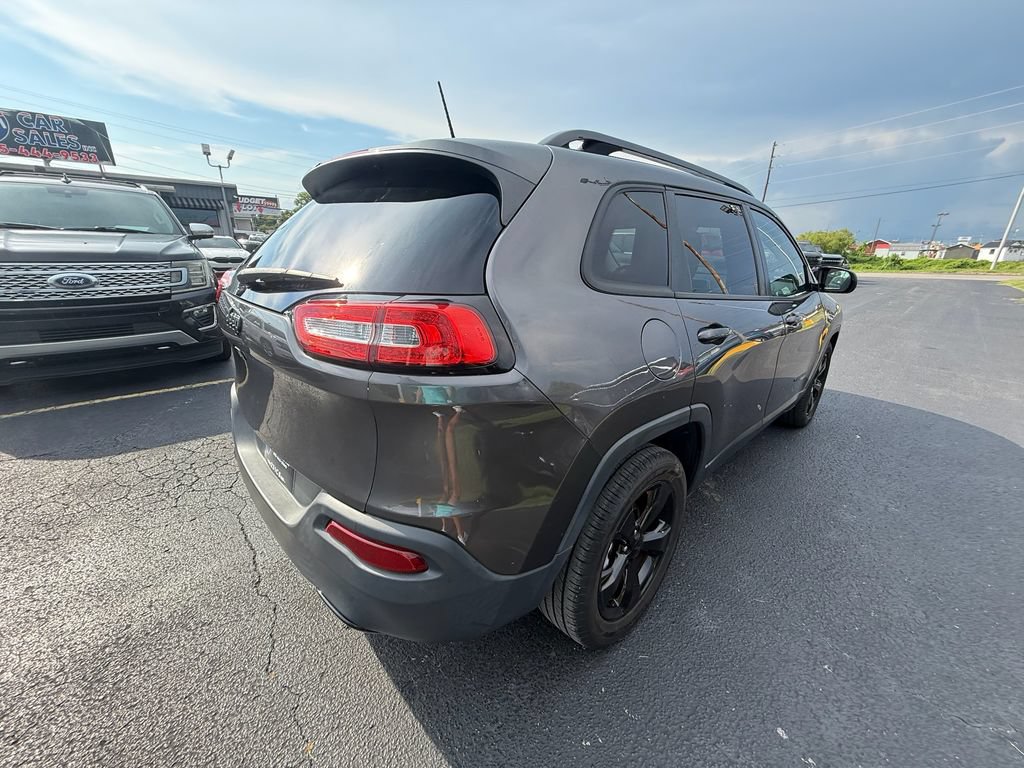 Used 2018 Jeep Cherokee Latitude w/ Altitude Package FWD image 3