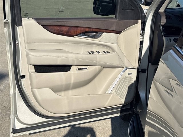Used 2016 Cadillac Escalade Luxury AWD/4WD image 3