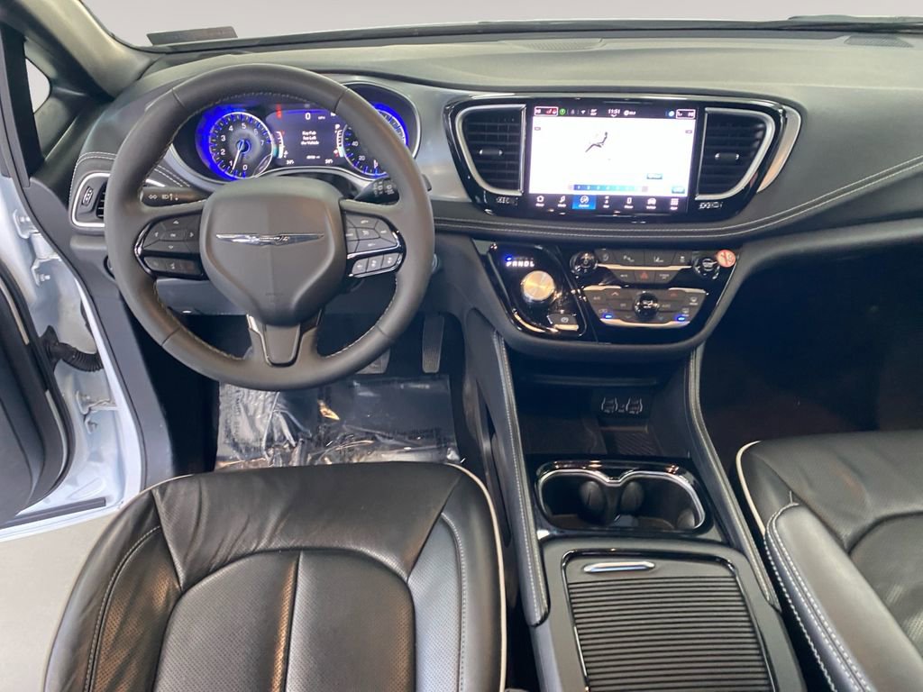 Used 2025 Chrysler Pacifica Limited image 10