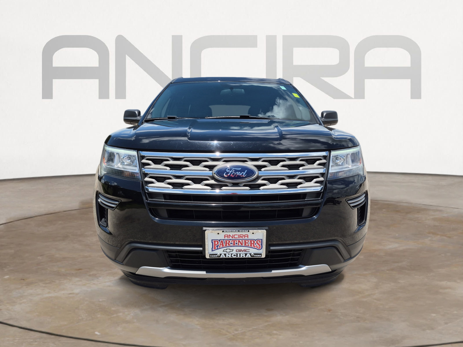 Used 2018 Ford Explorer XLT FWD image 3