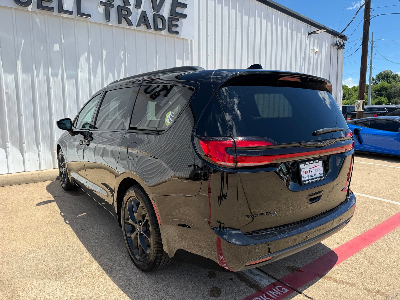 Used 2025 Chrysler Pacifica Limited FWD image 4