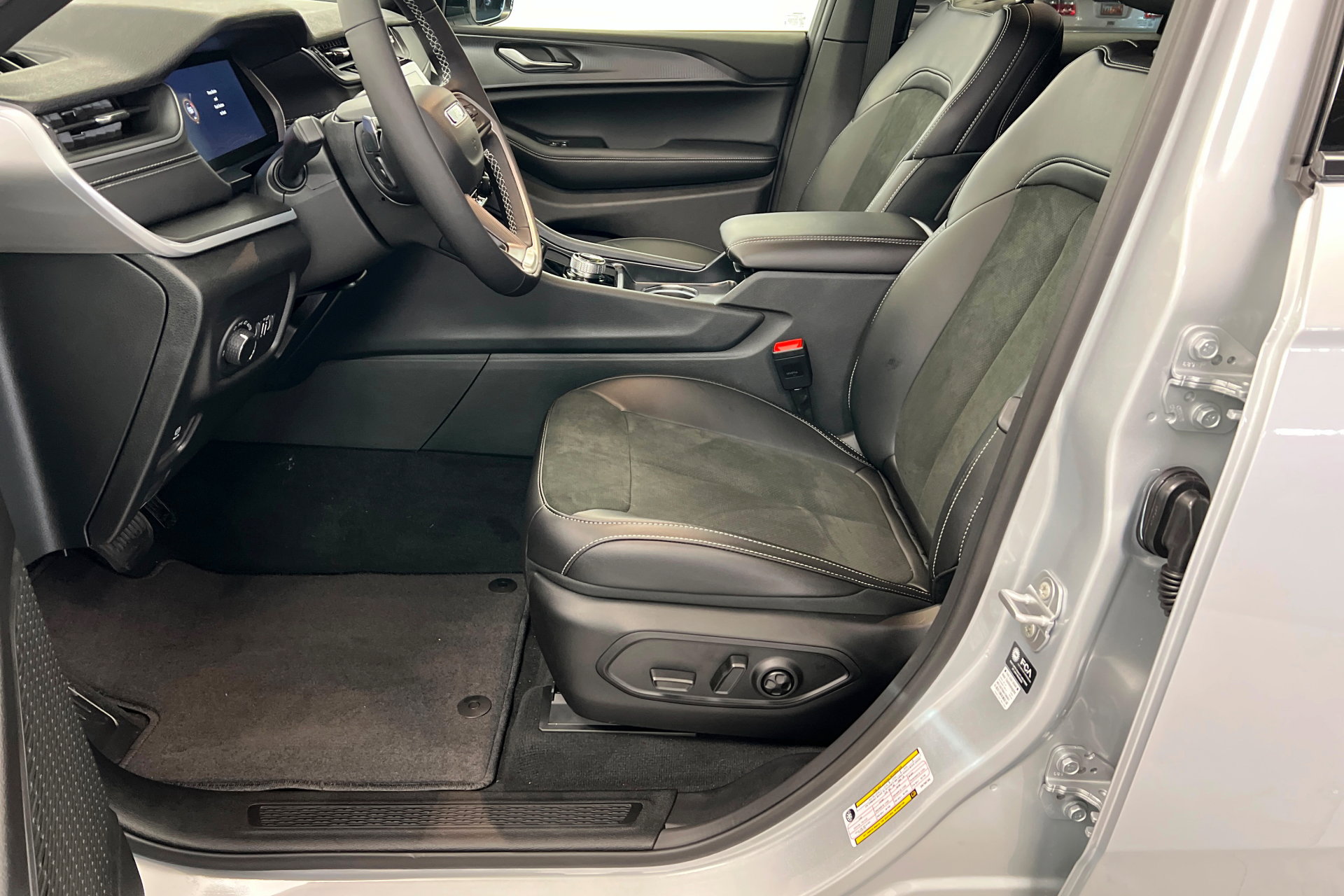 New 2025 Jeep Grand Cherokee 4WD image 17