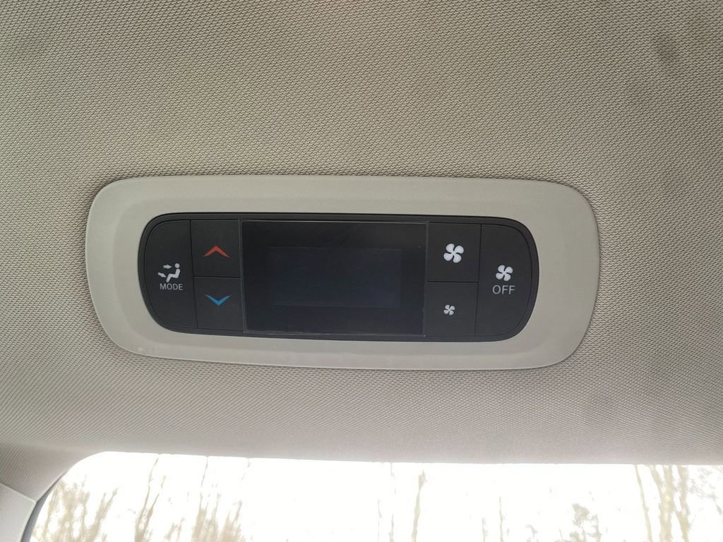 Used 2020 Chrysler Voyager LX image 27