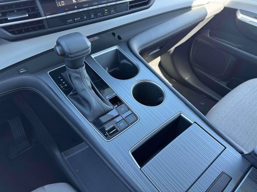 Used 2025 Toyota Sienna LE FWD image 32