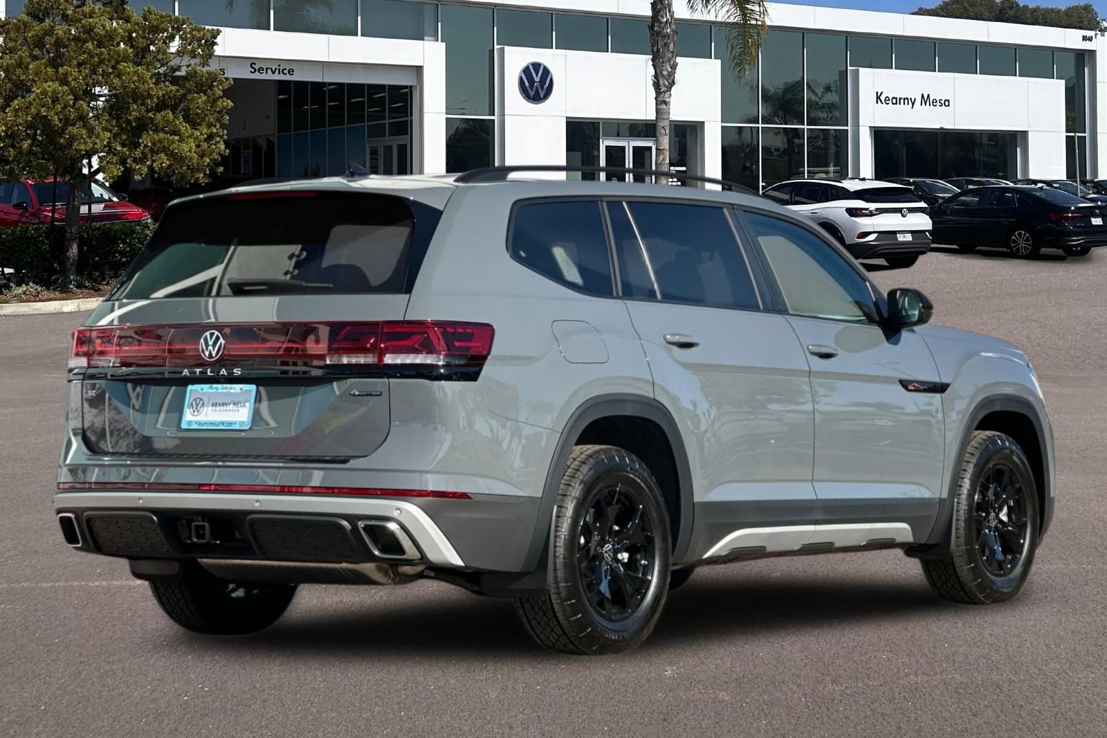 New 2025 Volkswagen Atlas Peak Edition SE image 4