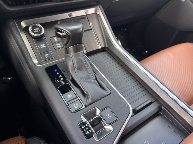 Used 2024 Lexus GX 550 w/ Accessory Package (31) AWD/4WD image 26