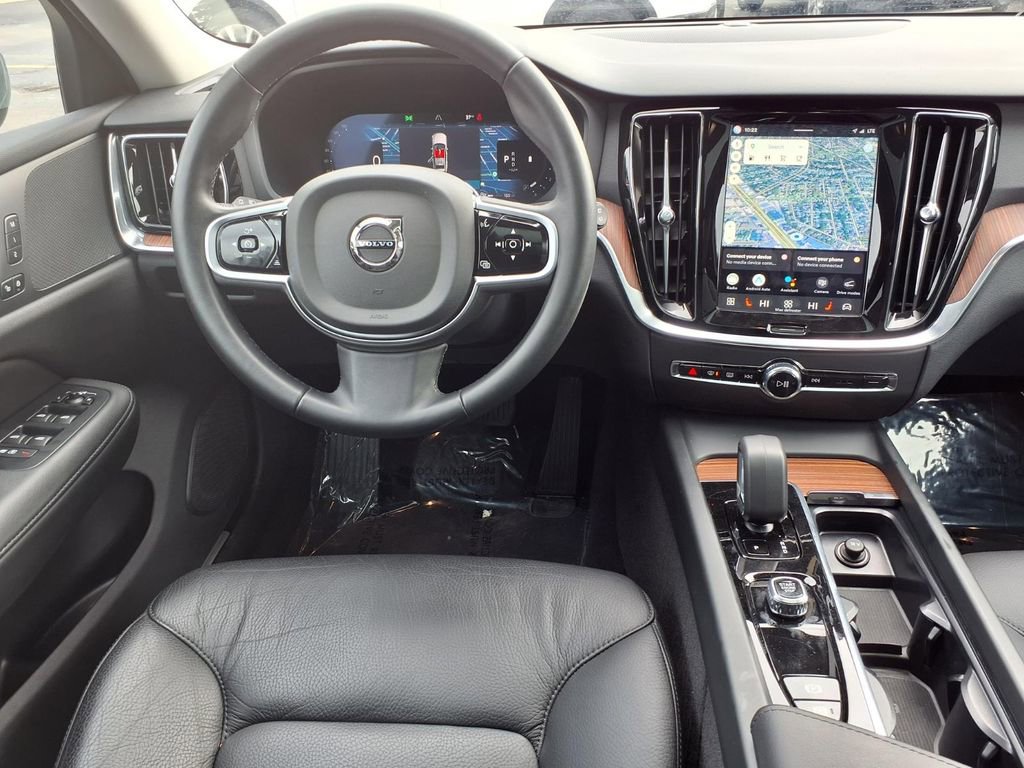 Used 2025 Volvo V60 B5 Cross Country Plus image 6