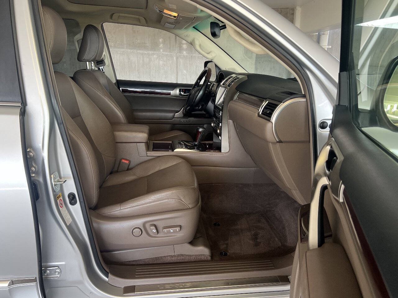 Used 2018 Lexus GX 460 Premium w/ Premium Package AWD/4WD image 19