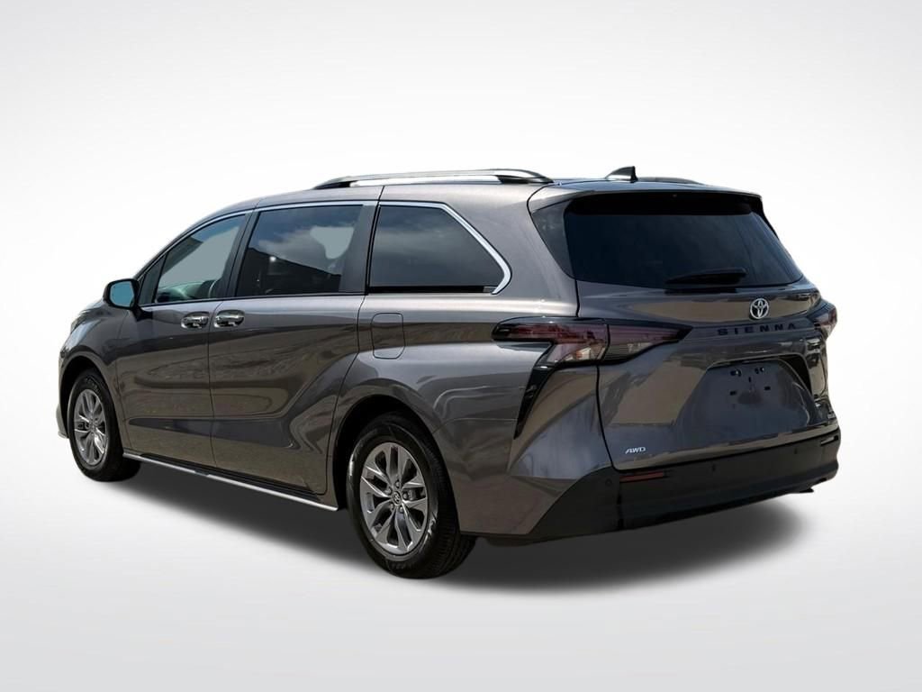Used 2024 Toyota Sienna XLE image 7