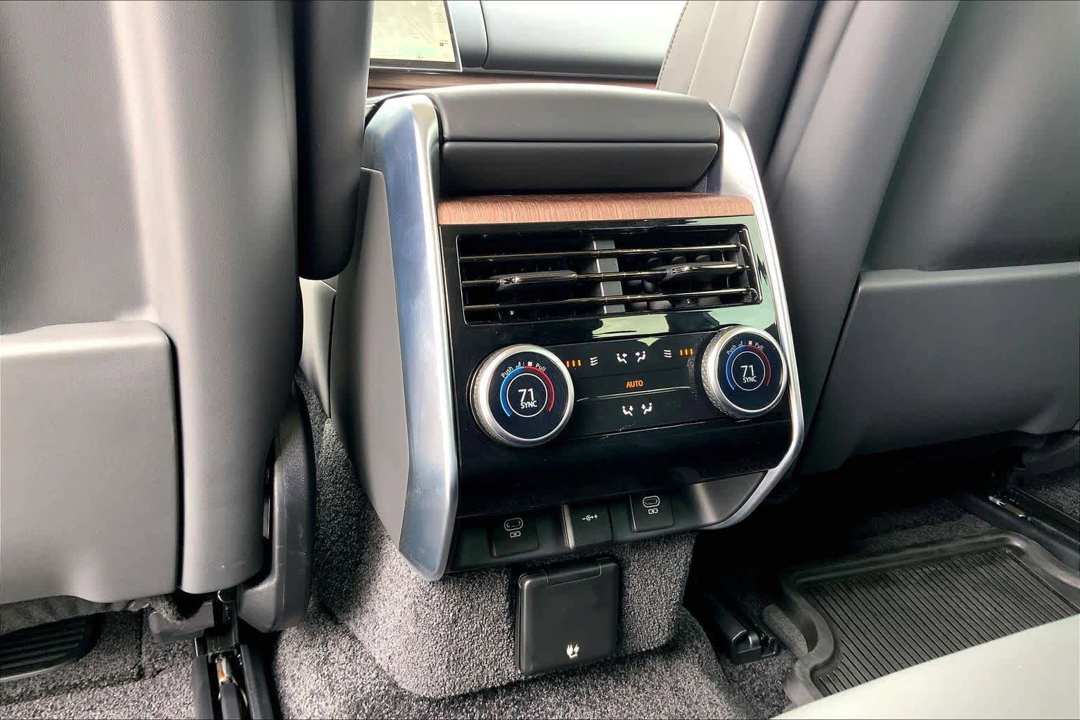 Used 2025 Land Rover Range Rover SE AWD/4WD image 36