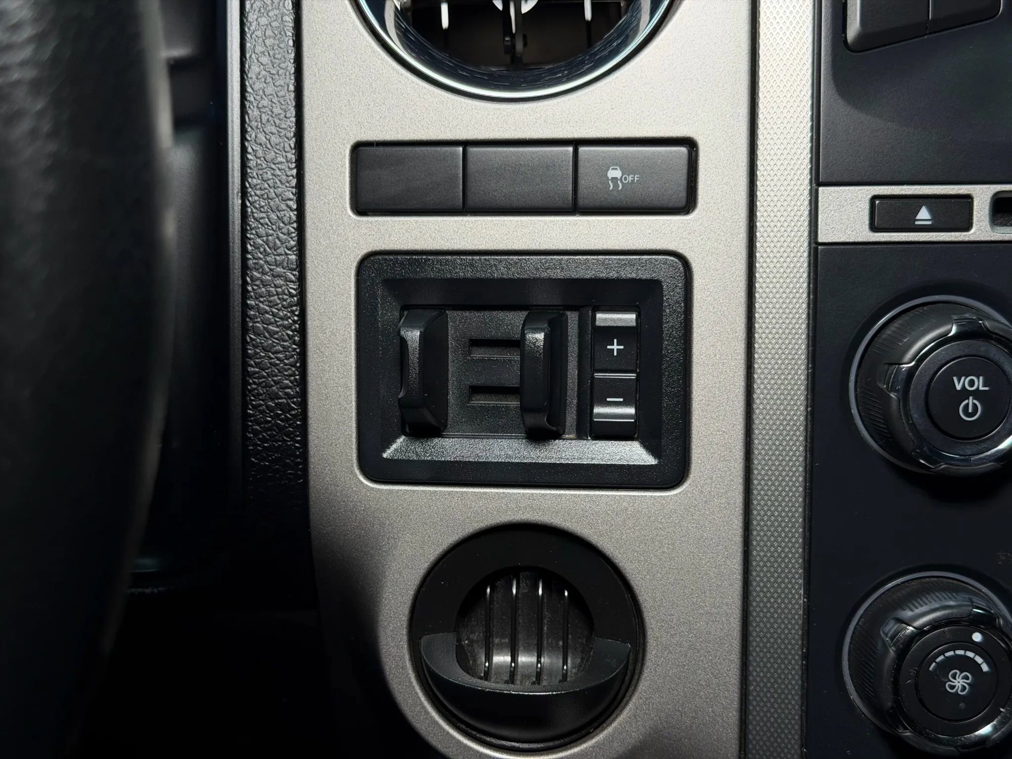 Used 2017 Ford Expedition XLT image 30