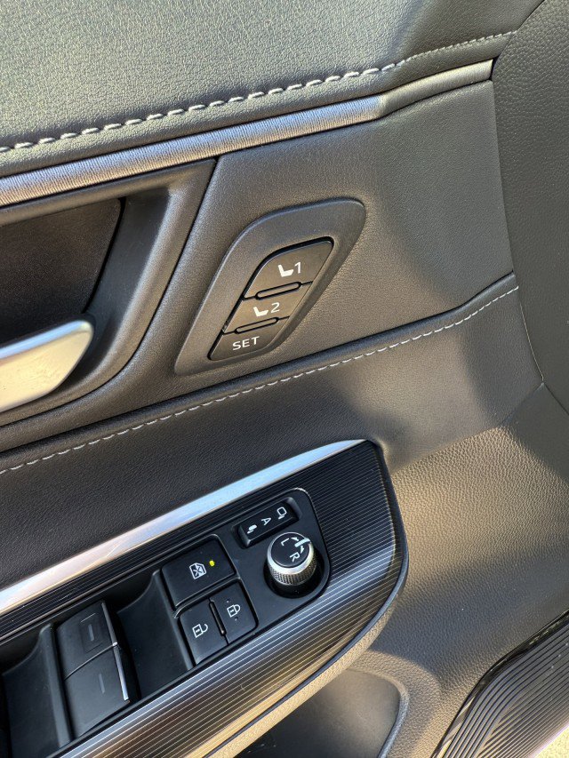 Used 2021 Toyota Venza XLE w/ Softex Package image 10