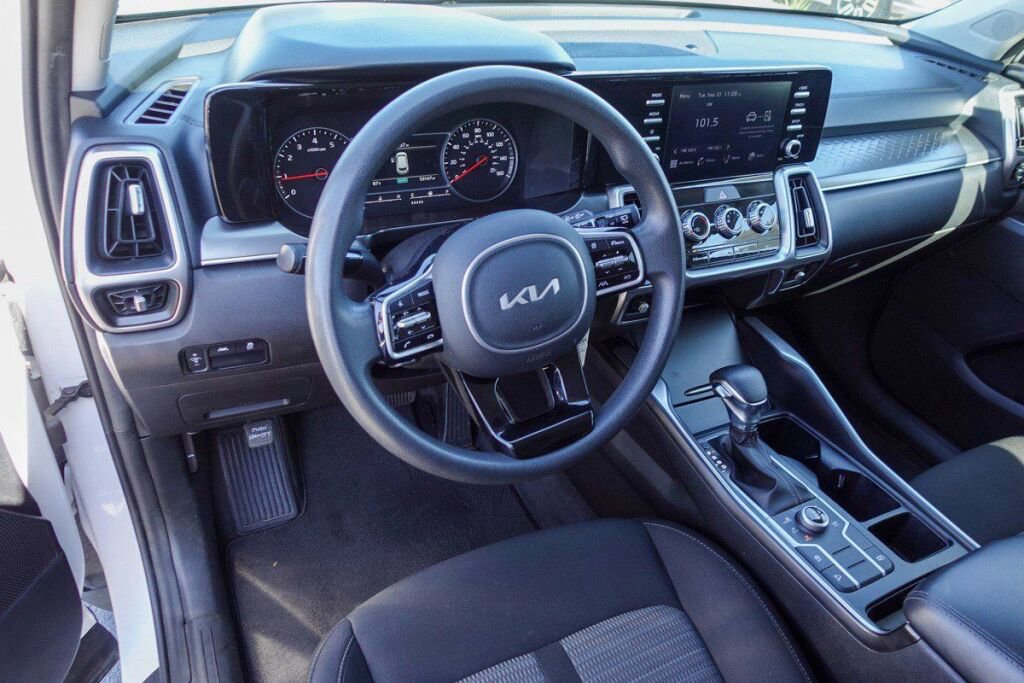 Used 2022 Kia Sorento LX image 10