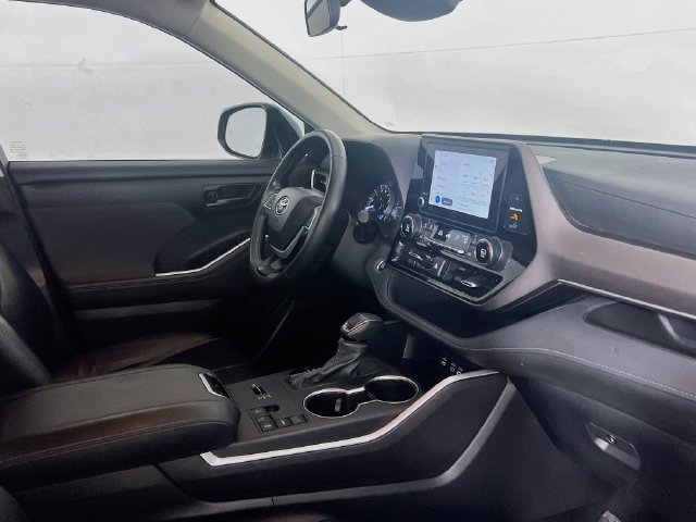 Used 2024 Toyota Highlander LE FWD image 8