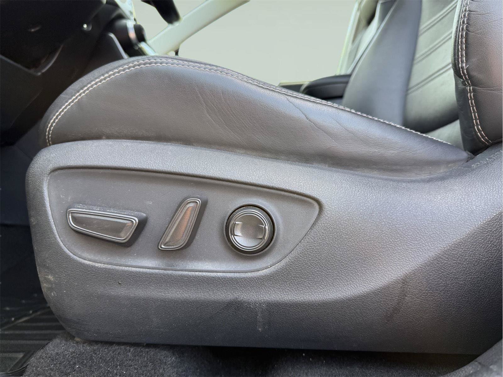 Used 2019 Toyota RAV4 Limited w/ Carpet Mat Package AWD/4WD image 10