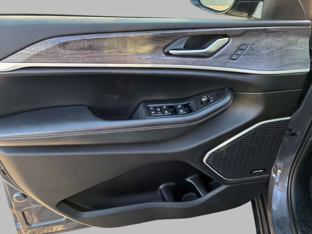 Used 2023 Jeep Grand Cherokee 4WD 4xe w/ Luxury Tech Group II image 18