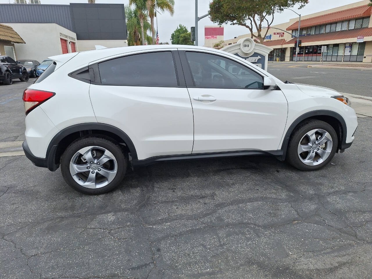 Used 2022 Honda HR-V LX image 9