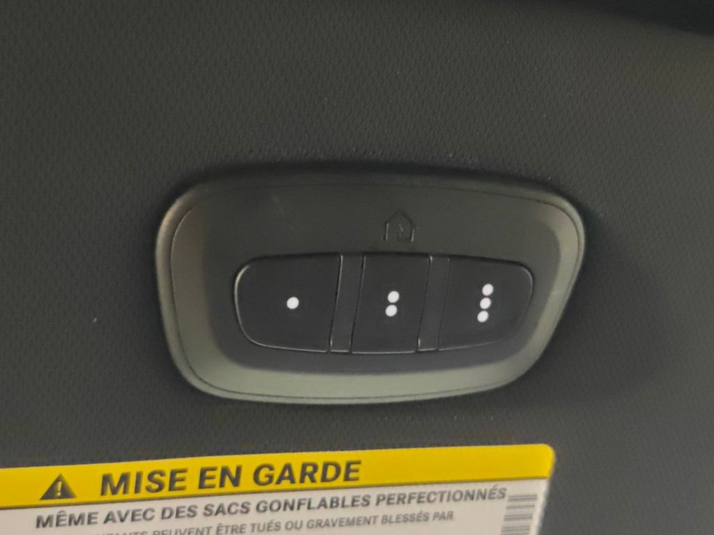 Used 2025 Chrysler Pacifica Select image 10