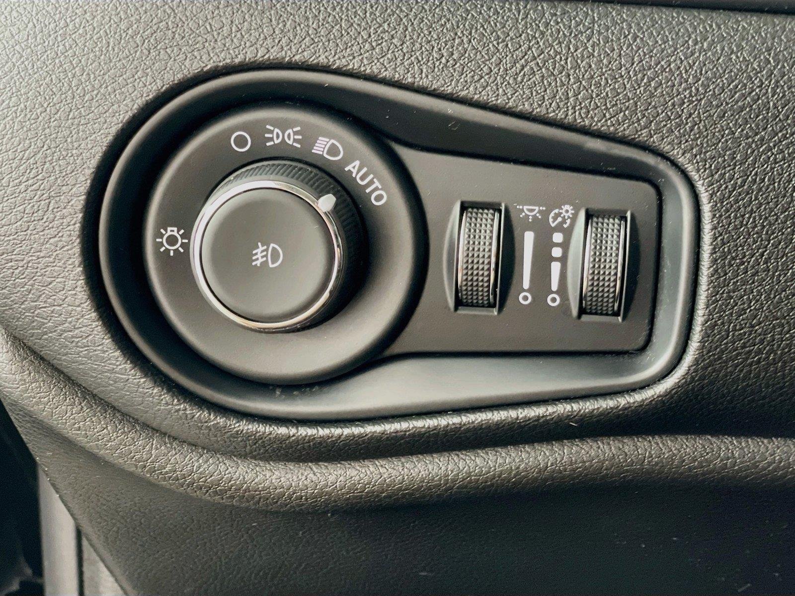 Used 2020 Jeep Renegade Latitude w/ Cold Weather Group AWD/4WD image 13