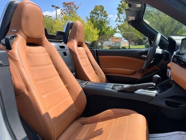 Used 2019 FIAT 124 Spider Lusso w/ Navigation & Sound Group RWD image 19