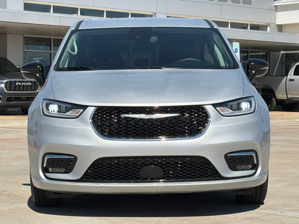 Used 2024 Chrysler Pacifica Touring-L video 2