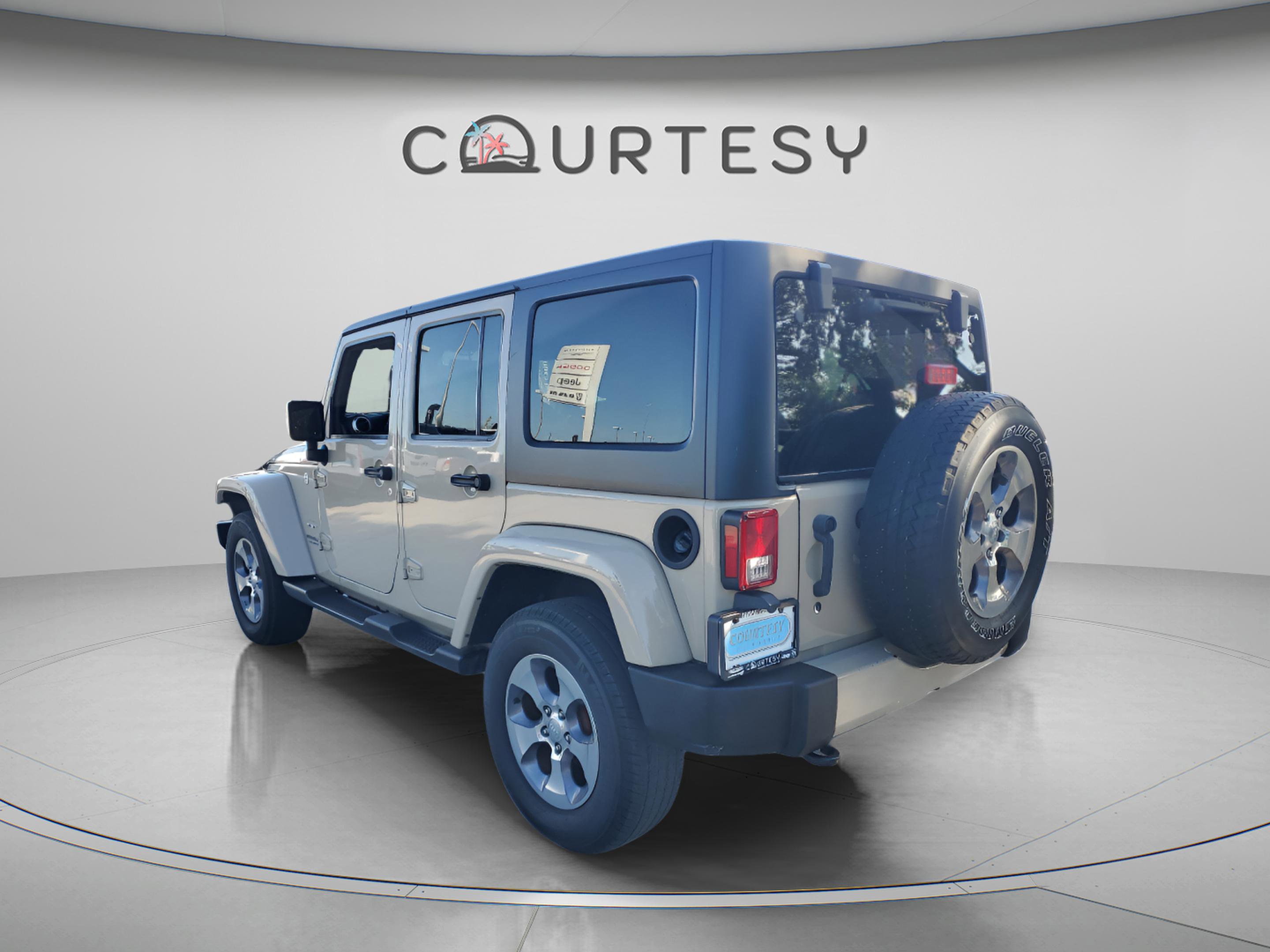 Used 2016 Jeep Wrangler Unlimited Sahara w/ Connectivity Group AWD/4WD image 2
