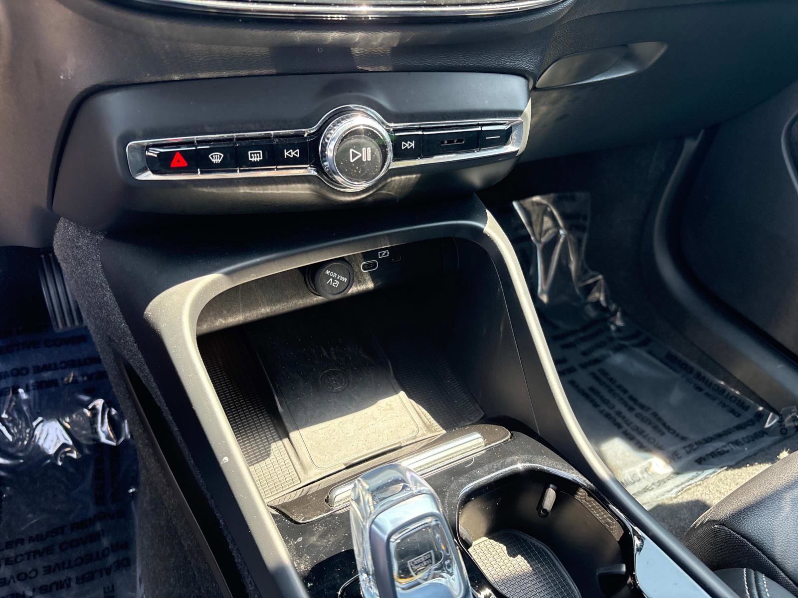 Used 2023 Volvo XC40 B5 Plus image 22