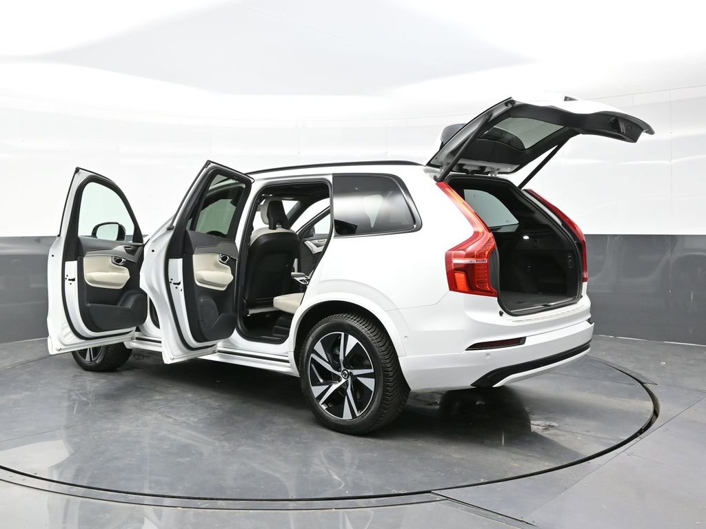 Used 2022 Volvo XC90 T8 R-Design image 40