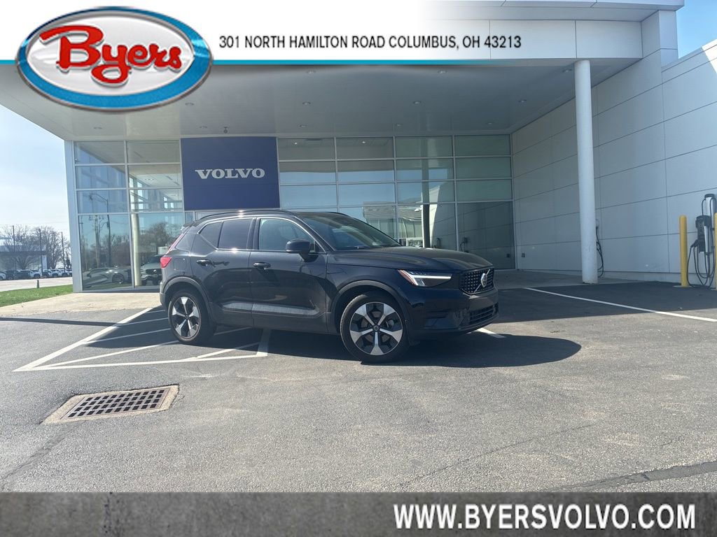 Used 2024 Volvo XC40 B5 Core image 1