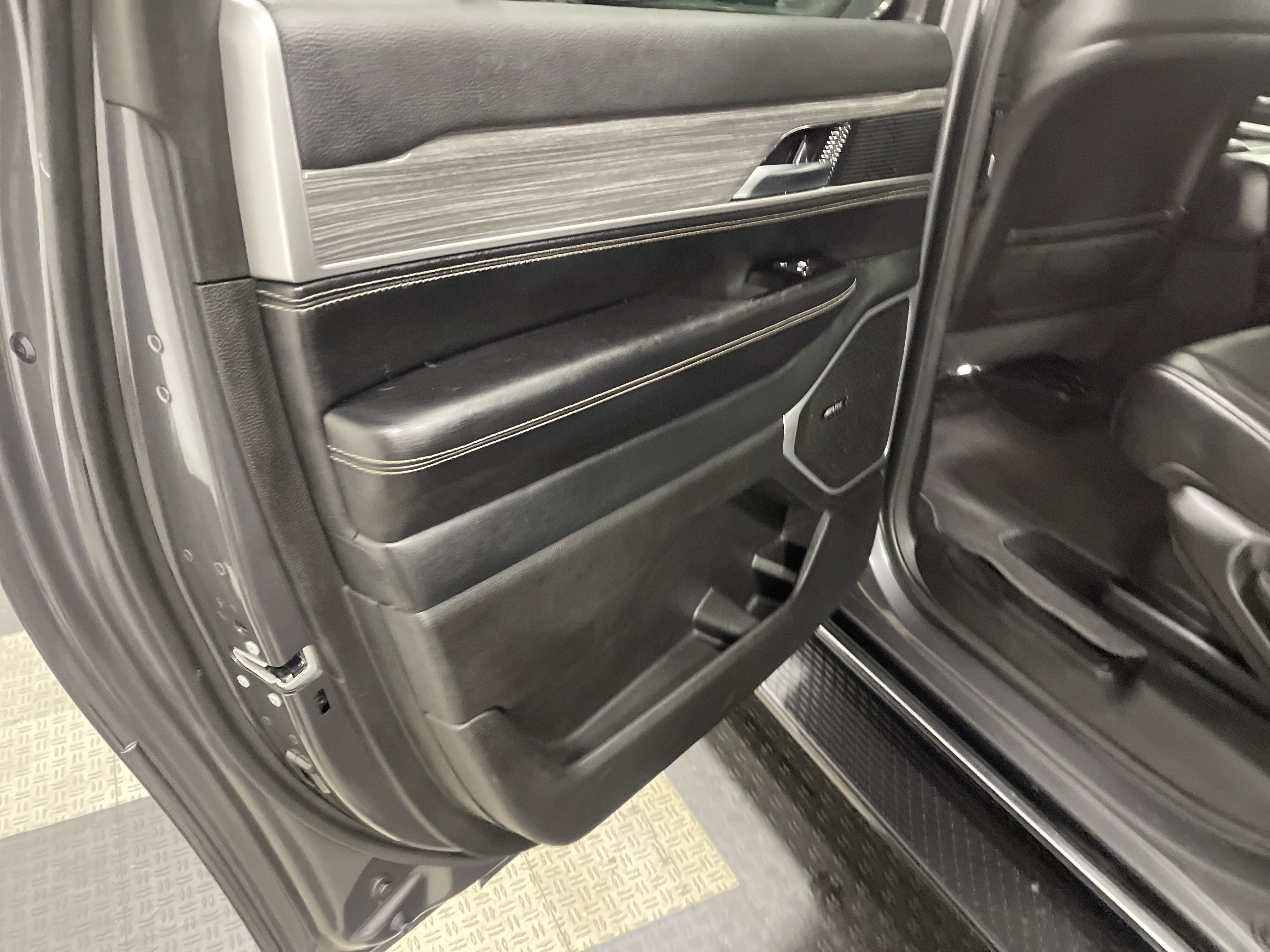 Used 2024 Jeep Wagoneer L Series II w/ Flexible Seating Group image 15