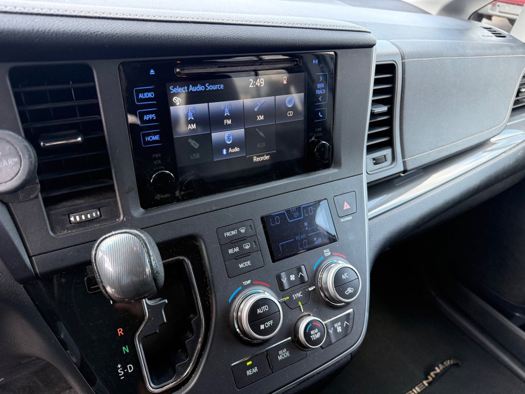 Used 2015 Toyota Sienna SE FWD image 11