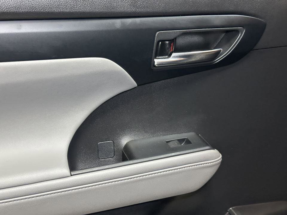 Certified 2022 Toyota Highlander XLE image 31