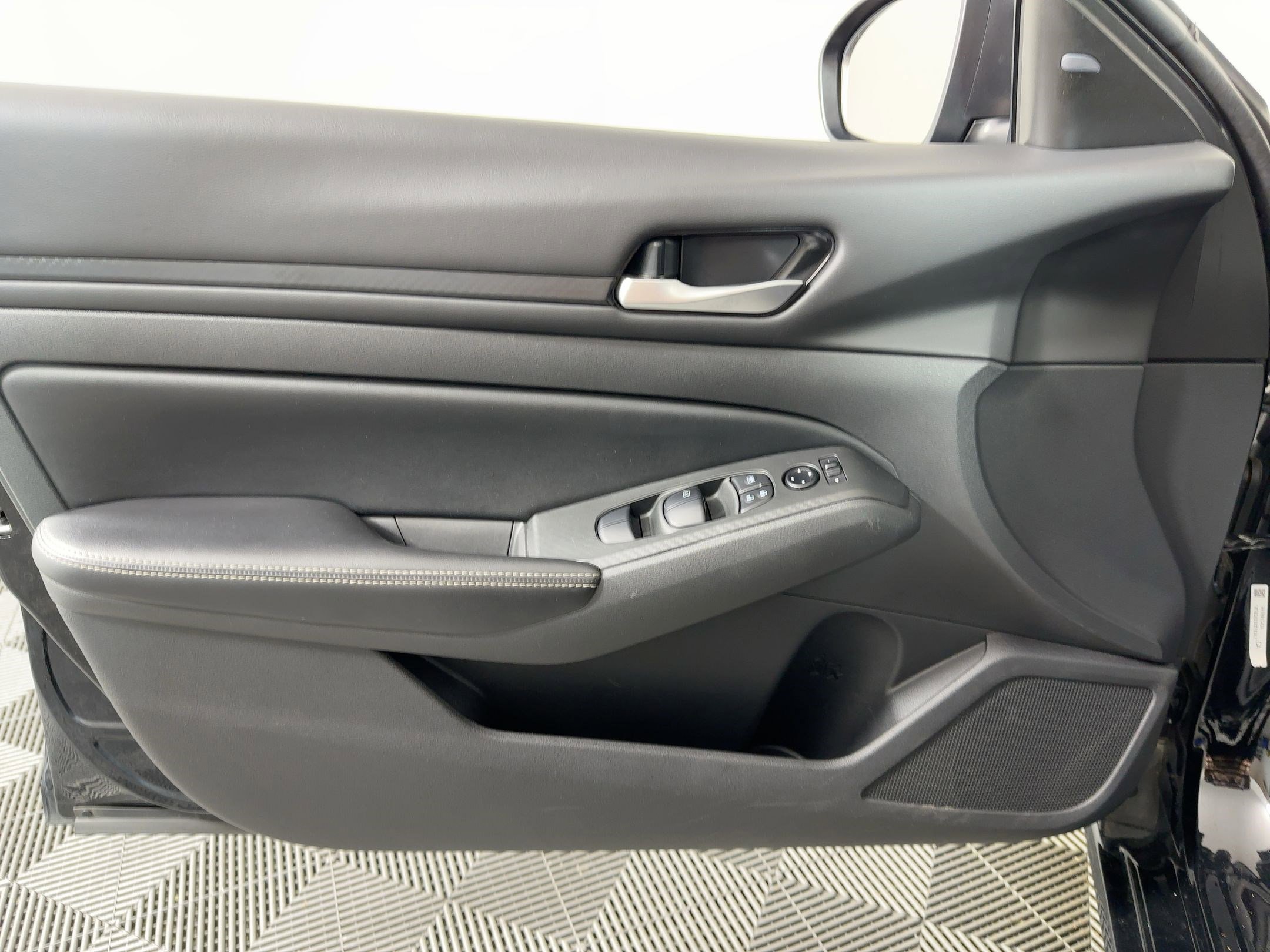 Used 2024 Nissan Altima 2.5 SV image 10