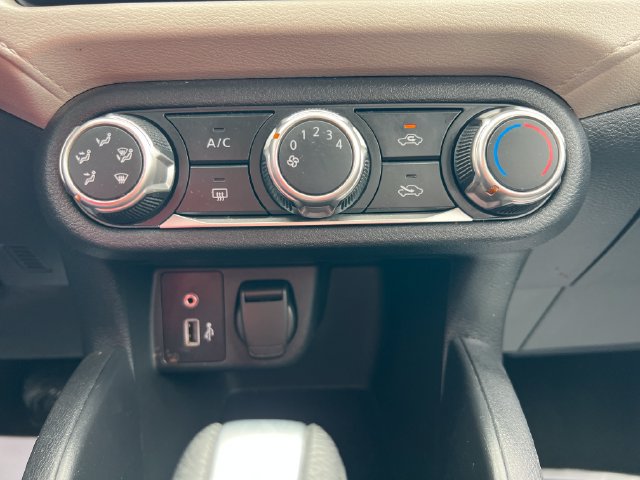 Used 2021 Nissan Versa SV FWD image 28
