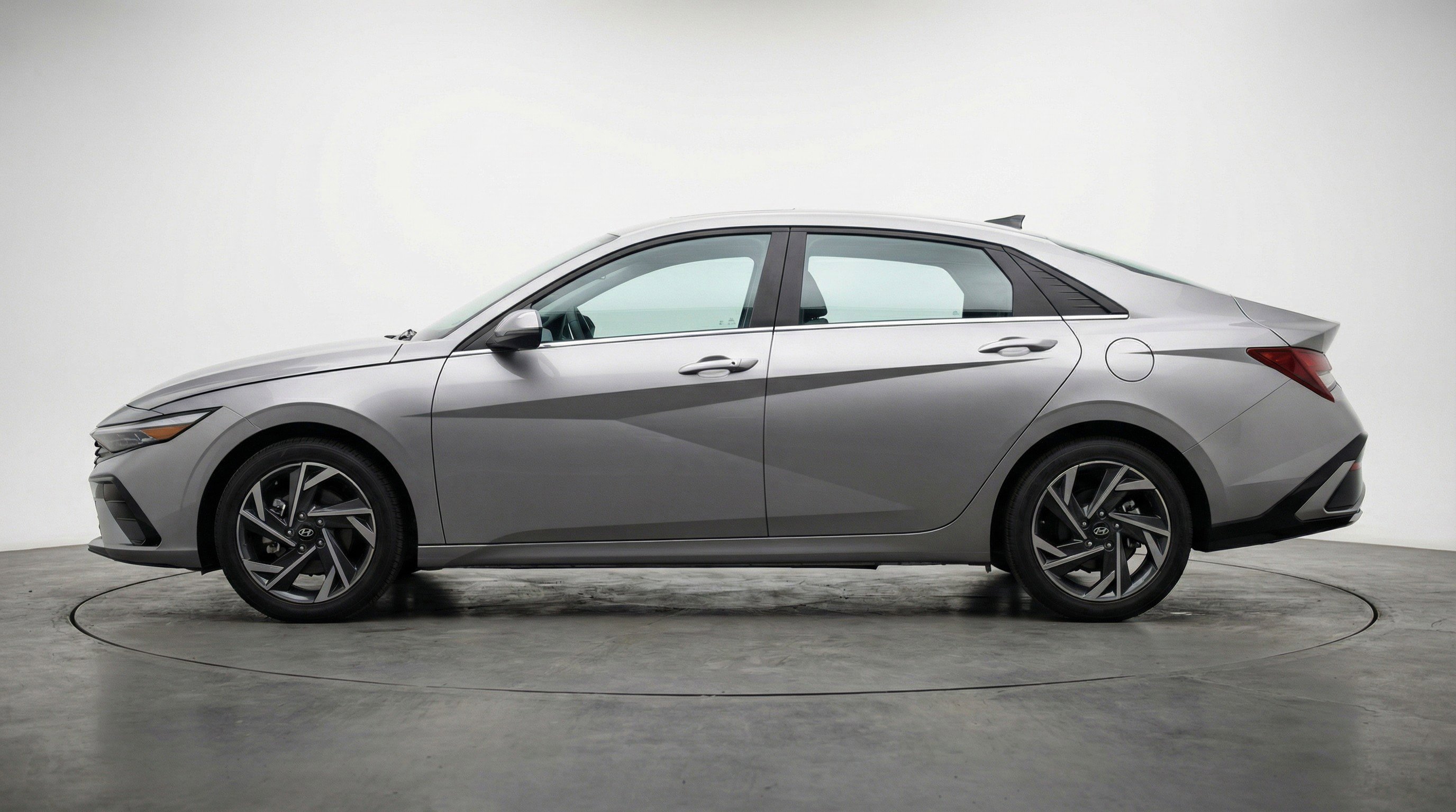 Used 2025 Hyundai Elantra Limited FWD image 5