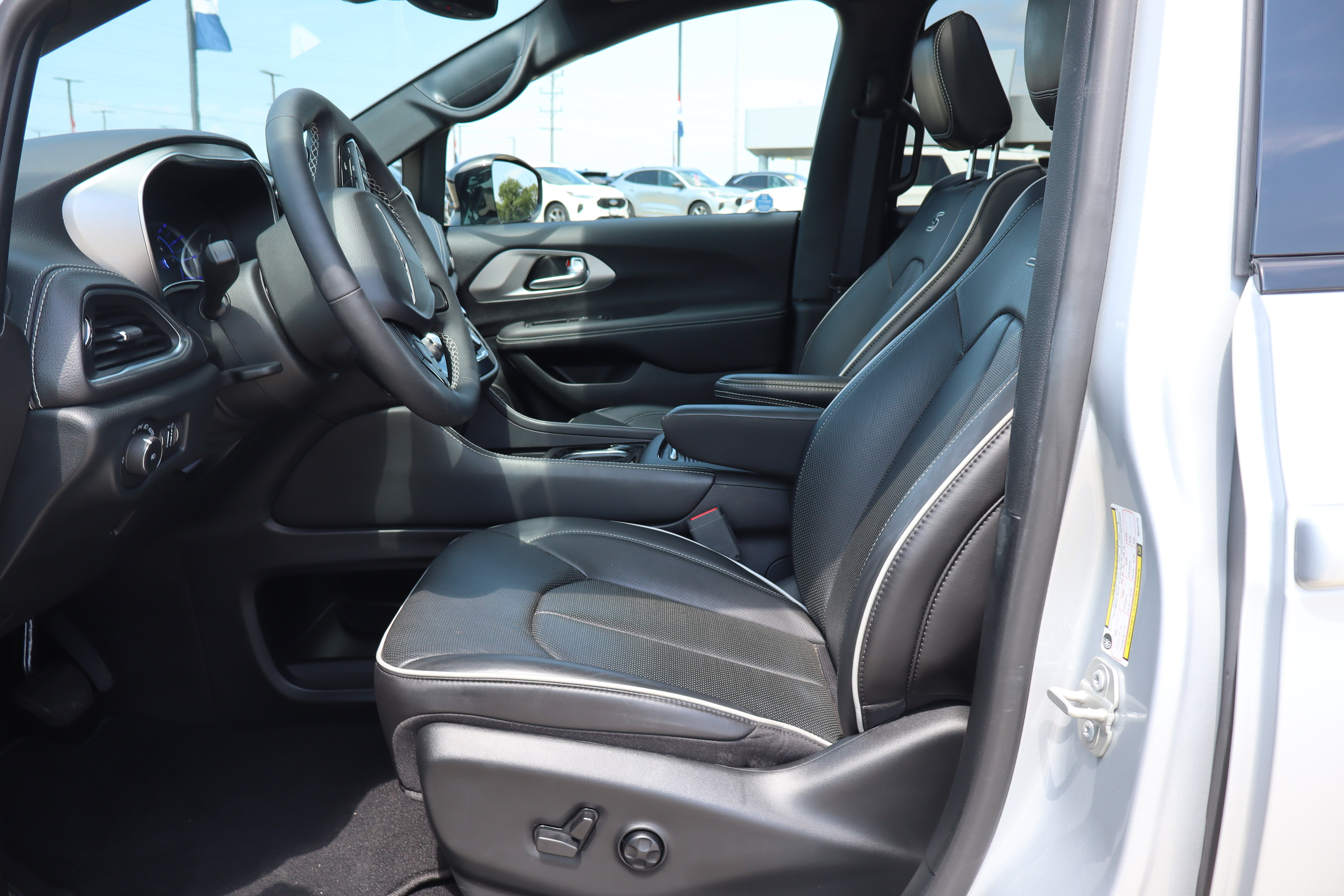 Used 2024 Chrysler Pacifica Premium FWD image 9