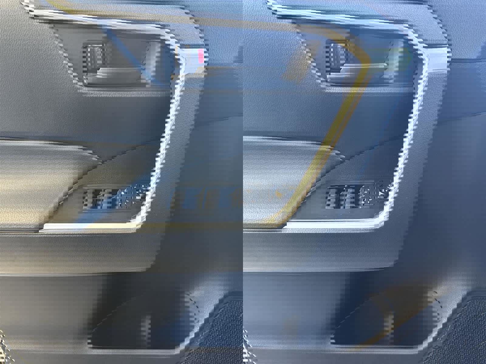 Used 2025 Toyota RAV4 LE image 20