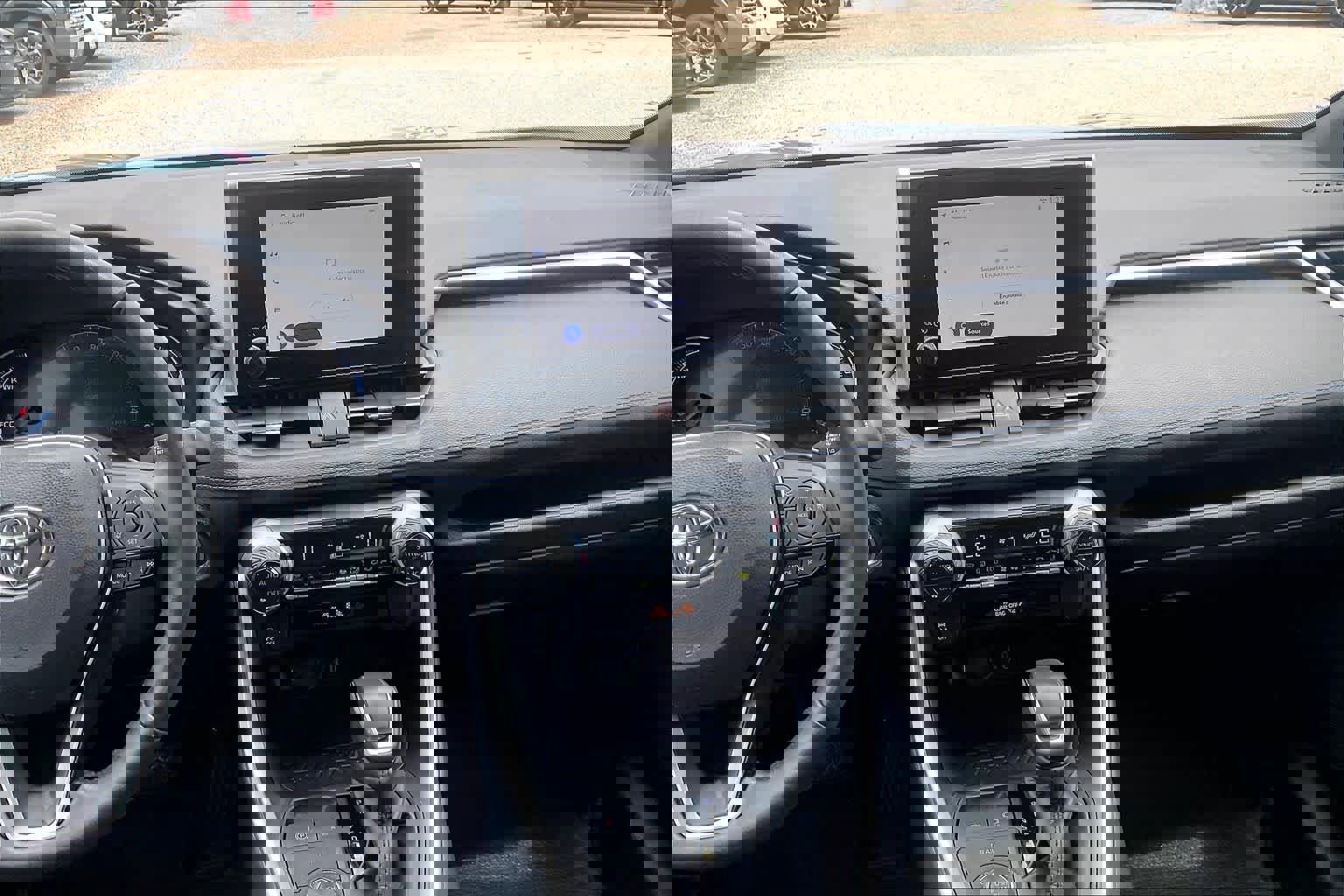 Used 2024 Toyota RAV4 SE image 7