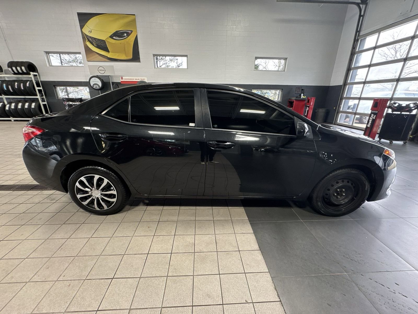 Used 2017 Toyota Corolla LE w/ Carpet Mat Package (TMS) FWD image 39