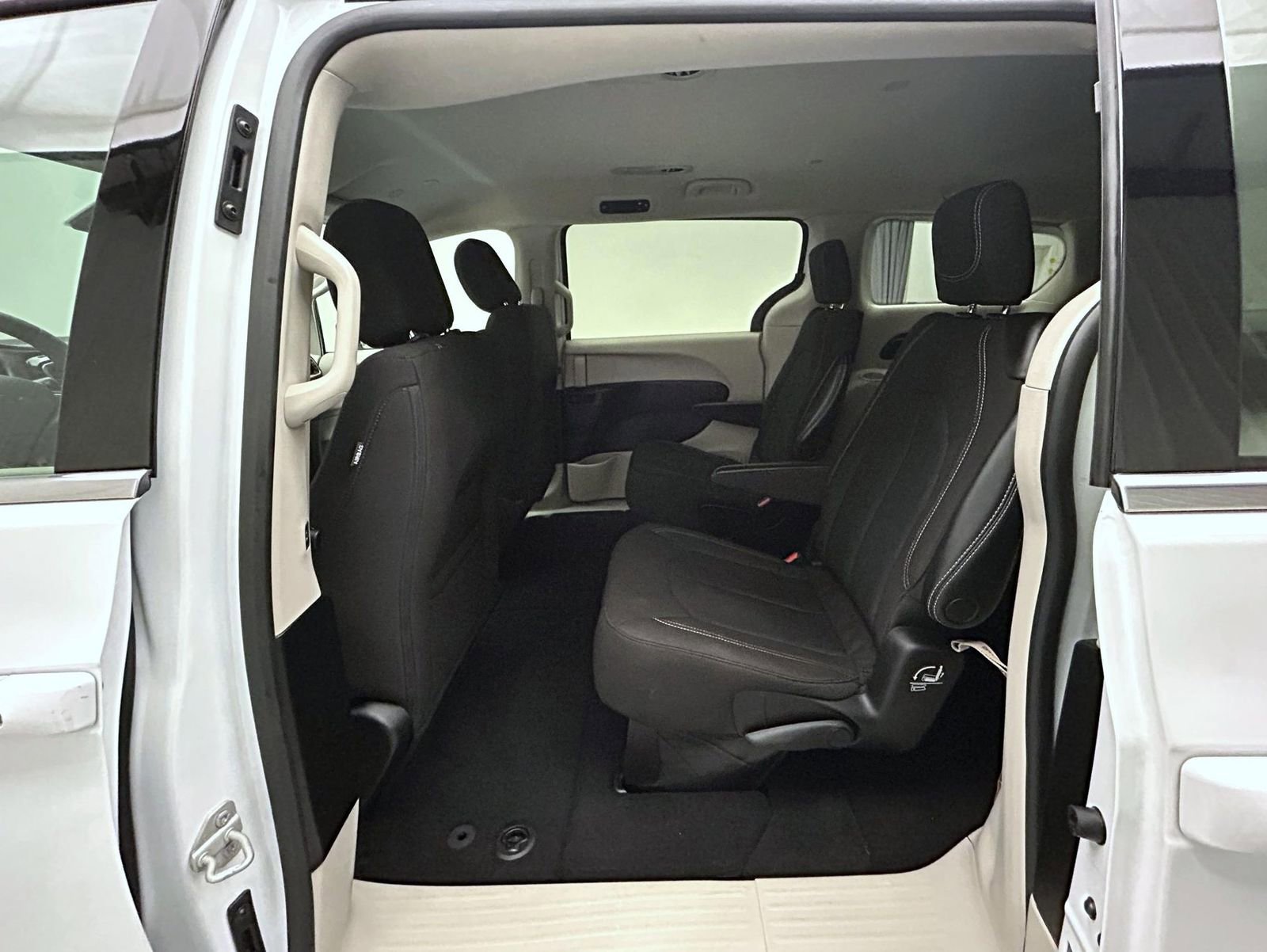 Used 2023 Chrysler Voyager LX image 19