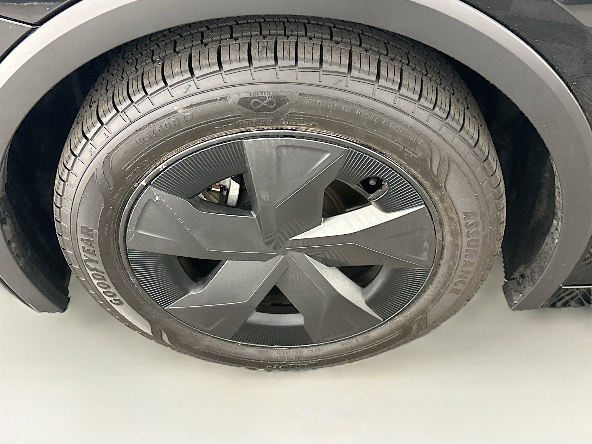 Used 2024 Toyota Prius LE image 11