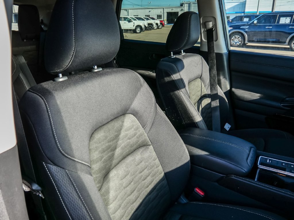 Used 2025 Nissan Pathfinder SV w/ SV Premium Package FWD image 18