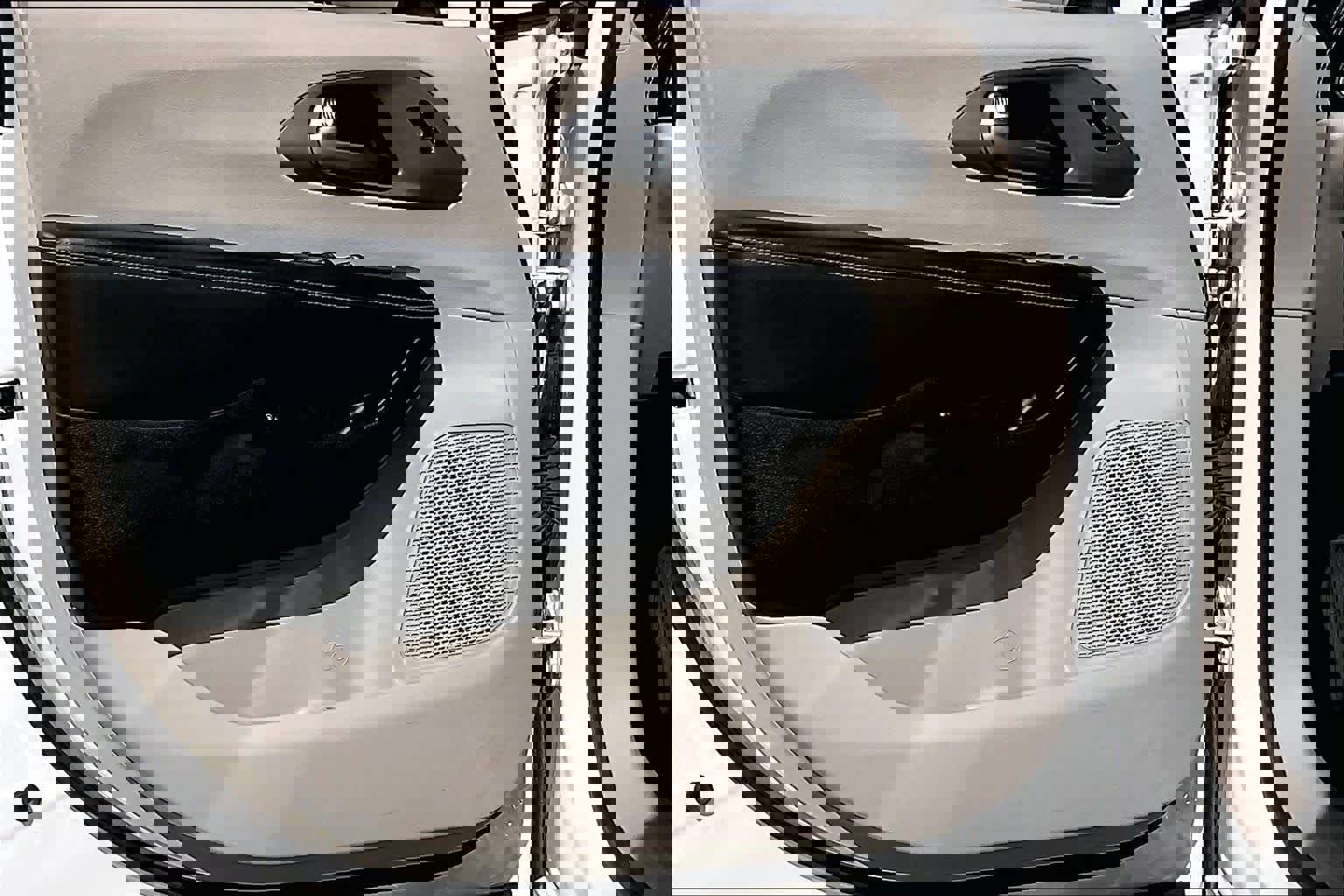 Used 2023 Chrysler Pacifica Touring-L image 20